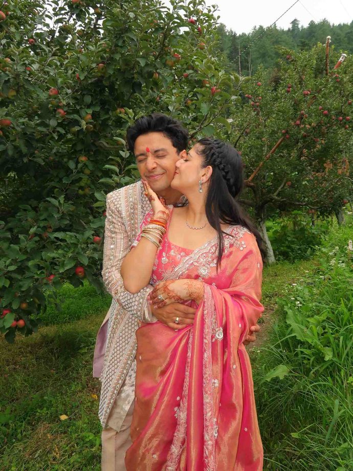 Singer Aksh Baghla Gets Engaged to Instagram Star Swati Chauhan! 959459