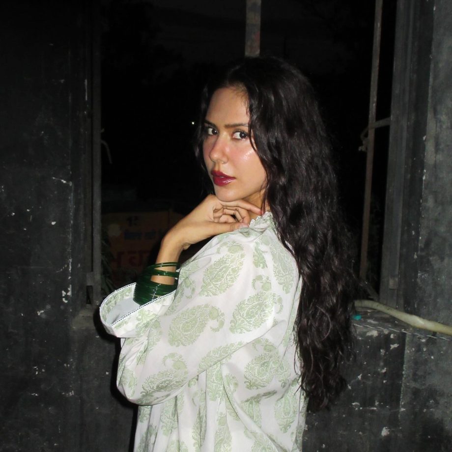 Sonam Bajwa’s Dewy Day-Out Look is Serving Pure Grace. 958975