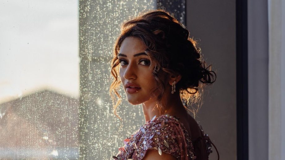 Sreeleela's glamorous pictures from Florida go viral, looks stunning in a pearl saree 955677