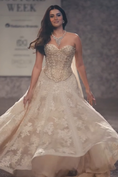 Tara Sutaria Turns Showstopper in 18K Gold Corset at India Couture Week 2025 959265