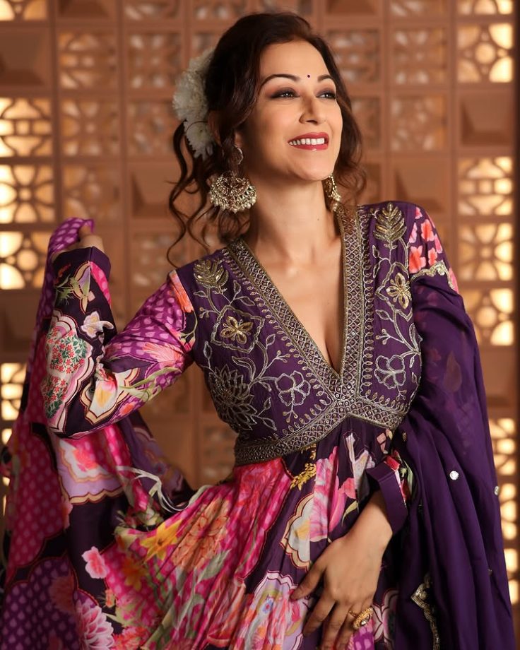 TMKOC's Munmun Dutta, Sunayana Fozdar & Palak Sindhwani Blossom In Ethnic Looks With Floral Hairstyles 957324