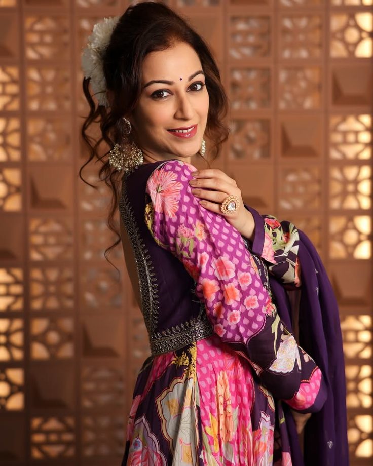 TMKOC's Munmun Dutta, Sunayana Fozdar & Palak Sindhwani Blossom In Ethnic Looks With Floral Hairstyles 957325