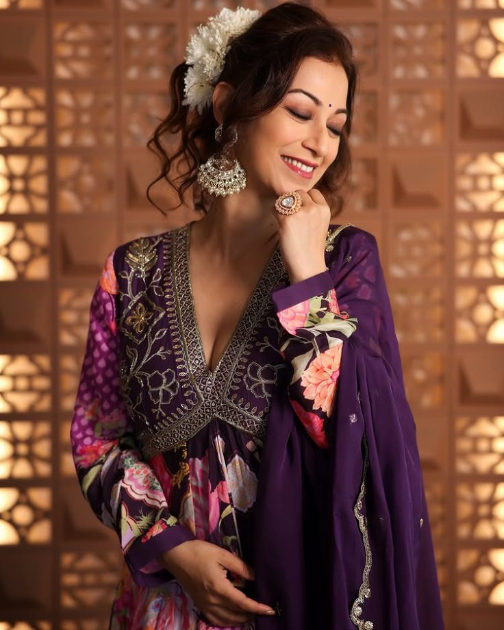 TMKOC's Munmun Dutta, Sunayana Fozdar & Palak Sindhwani Blossom In Ethnic Looks With Floral Hairstyles 957328