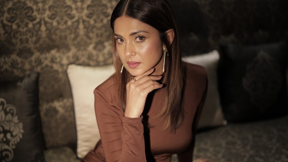 Who's Jennifer Winget's Love? Actress Shares Sweetest Photo & It's Pure Bliss 955370