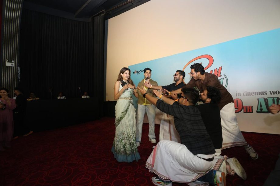 A day out in Delhi with Param & his Sundari! 964530