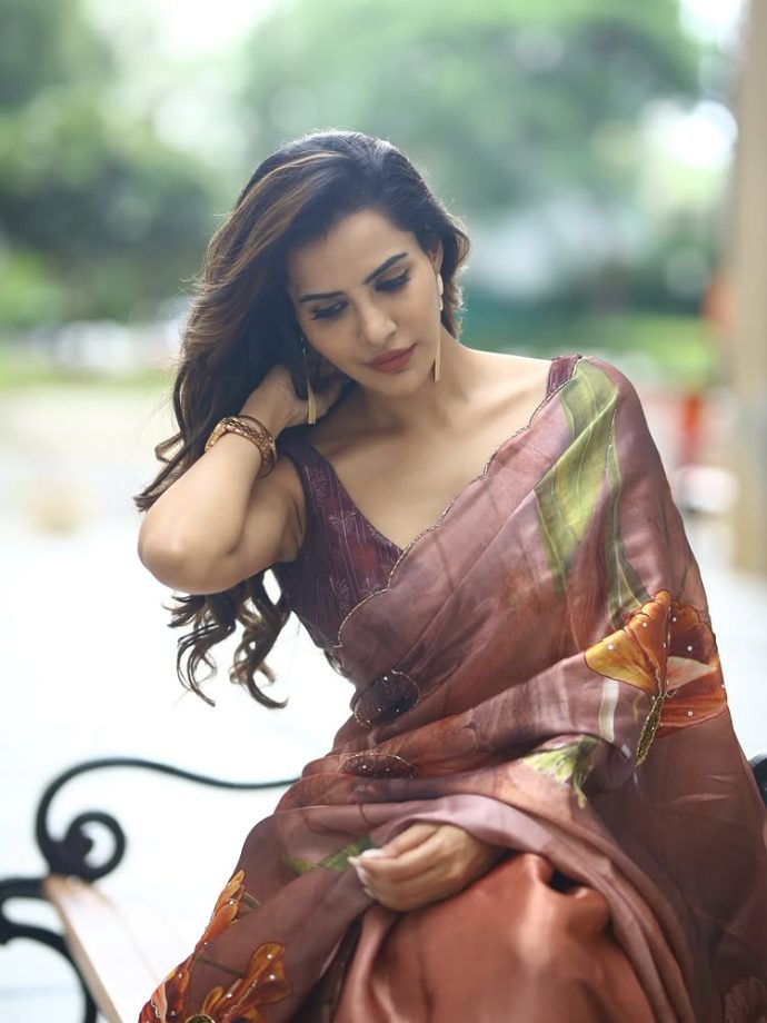 Ashu Reddy's Stunning Saree Look 961896
