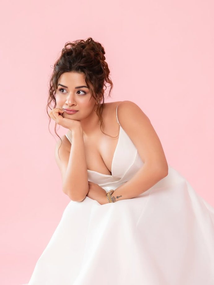Avneet Kaur Dazzles in a Dreamy White Dress with Playful Charm 964342