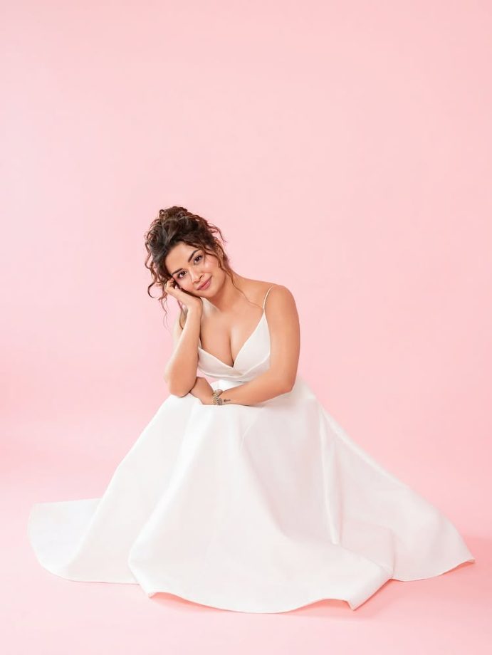 Avneet Kaur Dazzles in a Dreamy White Dress with Playful Charm 964345