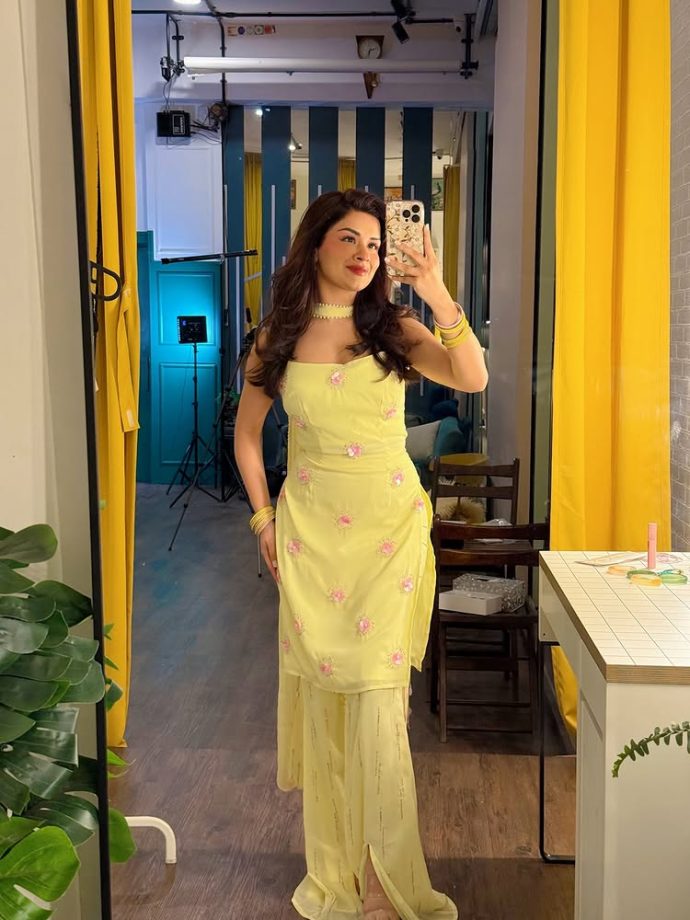 Avneet Kaur Shines in Festive Mirror Selfie 963378