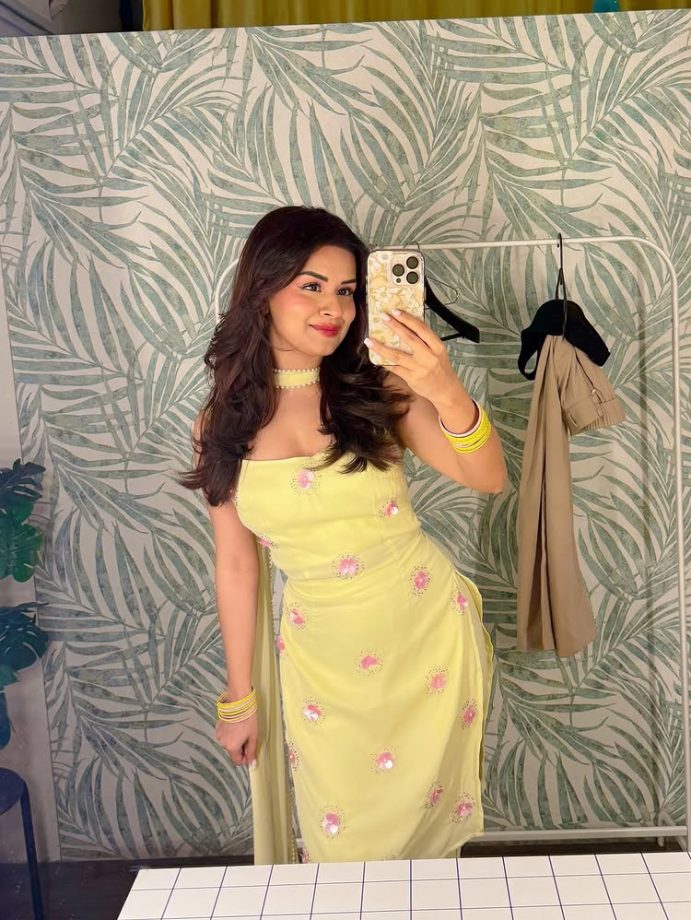 Avneet Kaur Shines in Festive Mirror Selfie 963379
