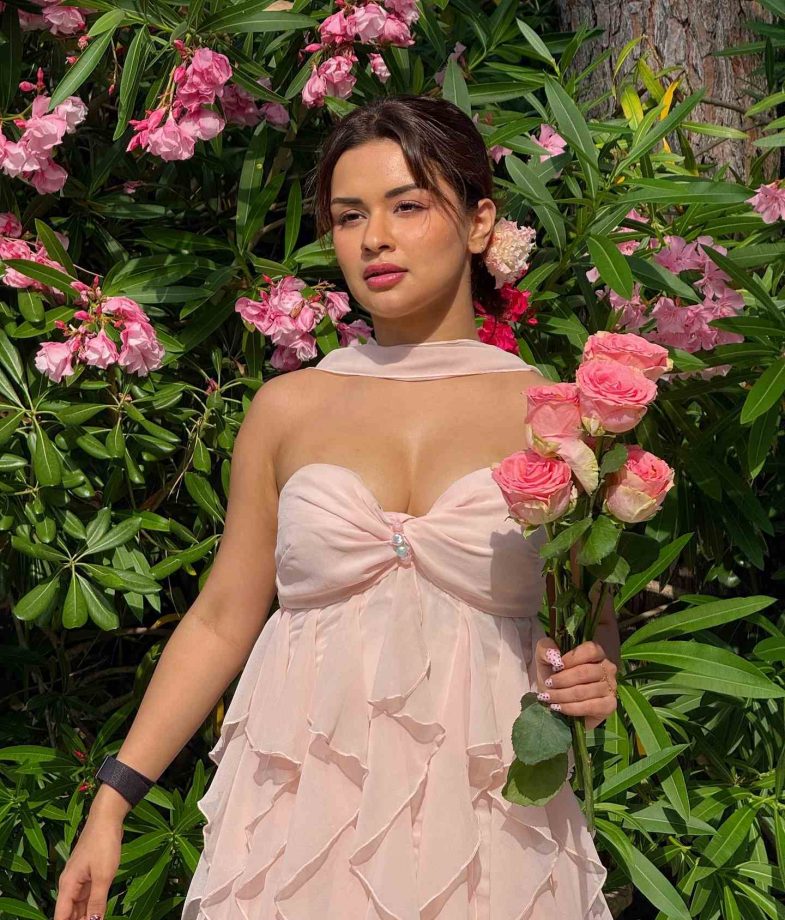 Avneet Kaur Shines in Rose at Grand-Hotel du Cap-Ferrat 961528