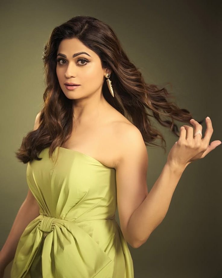 Bollywood Glam: Shilpa and Shamita Shetty’s Stunning Fashion Shoot 962255