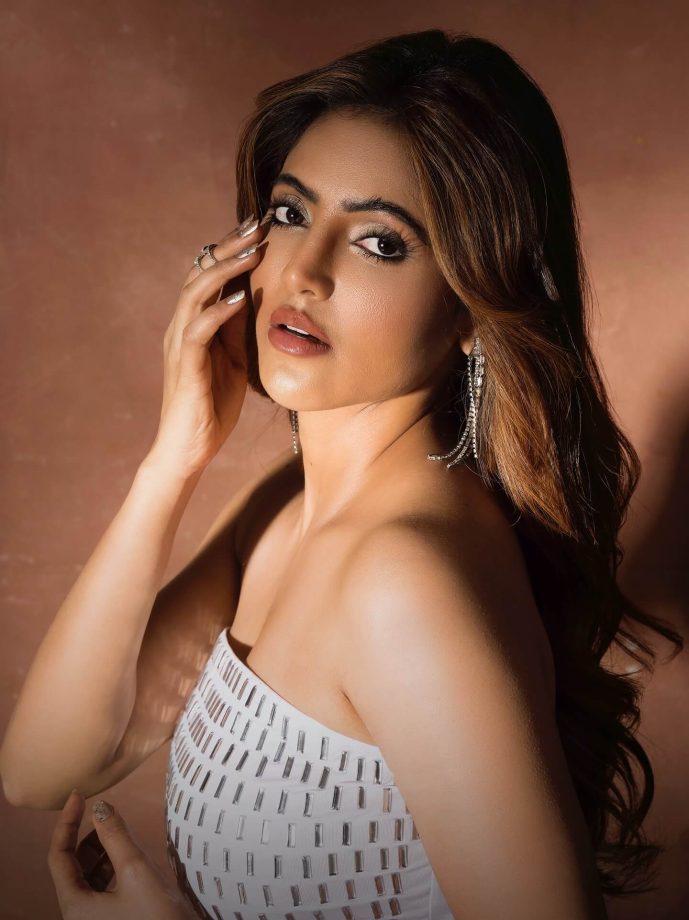 Catch the Sparkle: Athulyaa Ravi’s Eye-Catching Post 962963