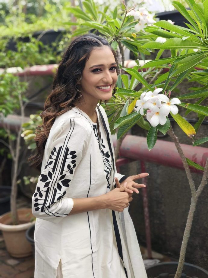 Chhoriyan Chali Gaon: Aishwarya Khare’s Graceful Style 961814