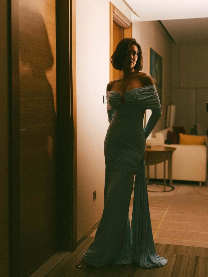 Esha Gupta Radiates Effortless Glamour 965422