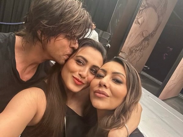 Family Pride: Gauri and Suhana Khan Celebrate SRK's National Award Win 960840