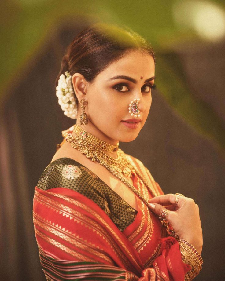 Genelia Deshmukh Radiates Grace in a Traditional Nauvari Saree for Ganesh Chaturthi 965556