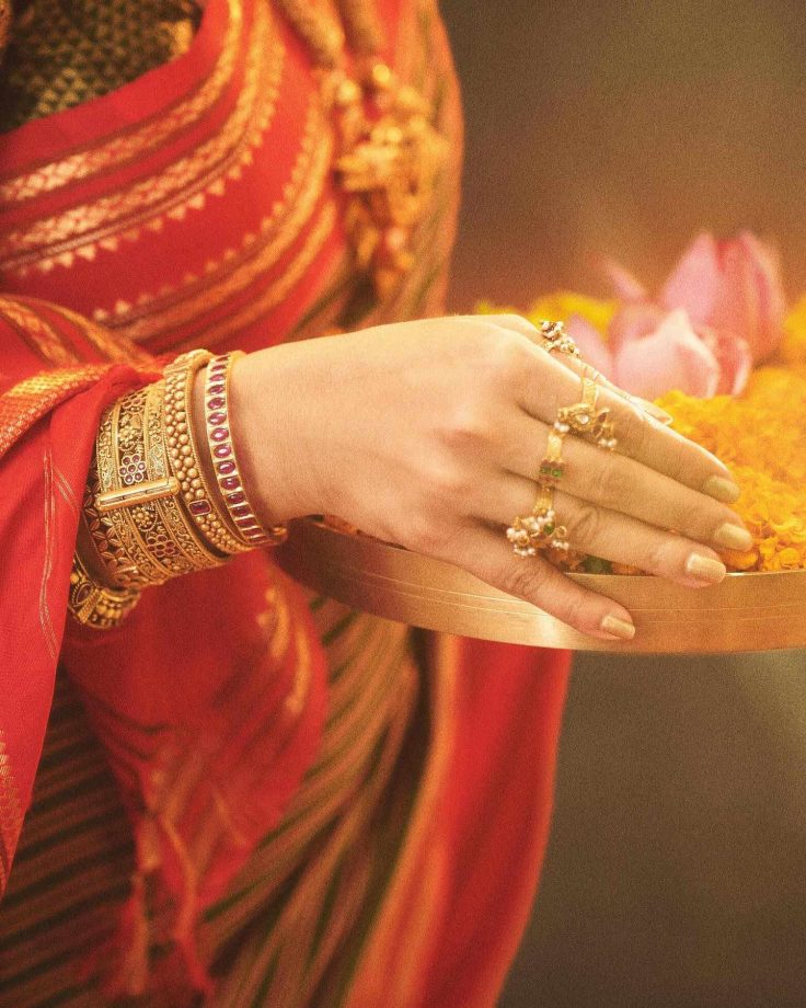 Genelia Deshmukh Radiates Grace in a Traditional Nauvari Saree for Ganesh Chaturthi 965558