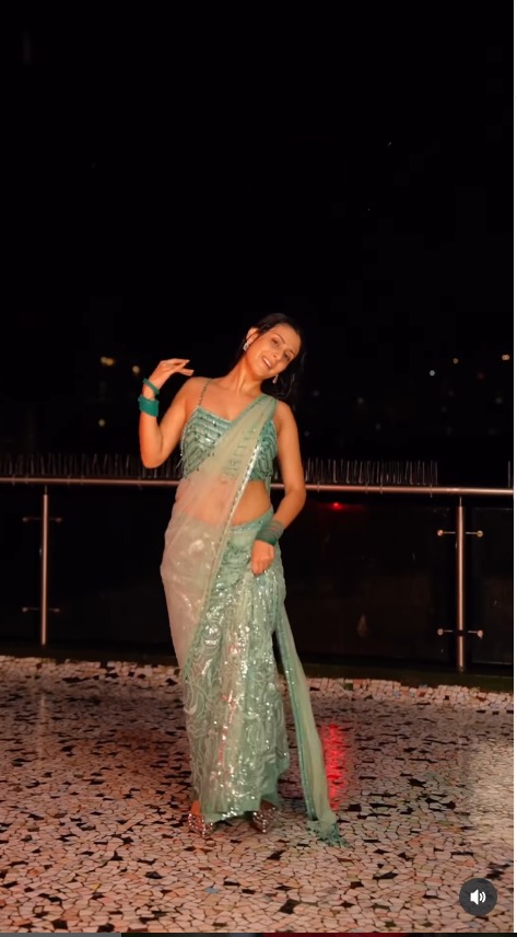 Isha Malviya Glam Show In Wet Saree 963256