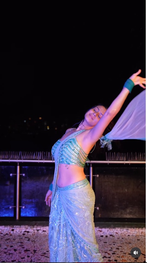 Isha Malviya Glam Show In Wet Saree 963258