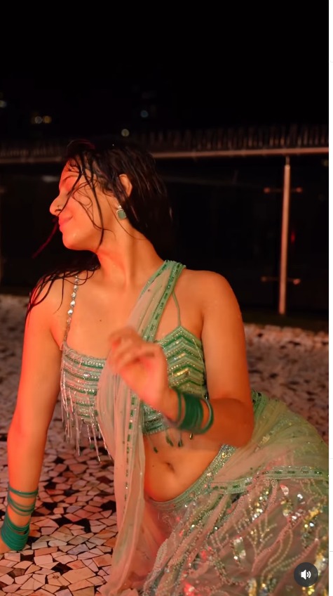 Isha Malviya Glam Show In Wet Saree 963259