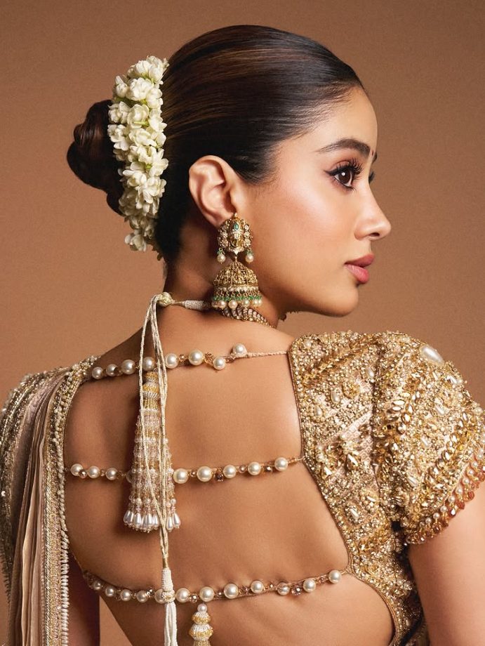 Janhvi Kapoor Embraces Traditional Elegance with a Timeless Look 962679