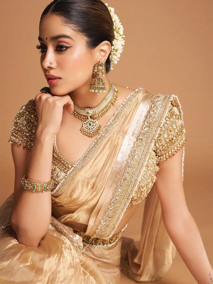 Janhvi Kapoor Embraces Traditional Elegance with a Timeless Look 962681