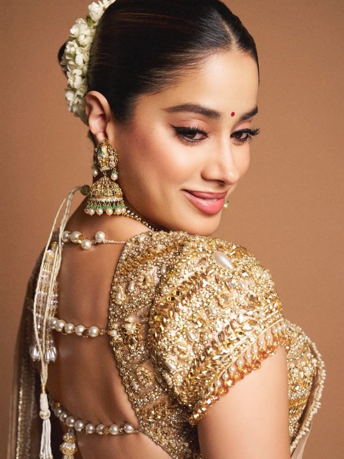 Janhvi Kapoor Embraces Traditional Elegance with a Timeless Look 962682