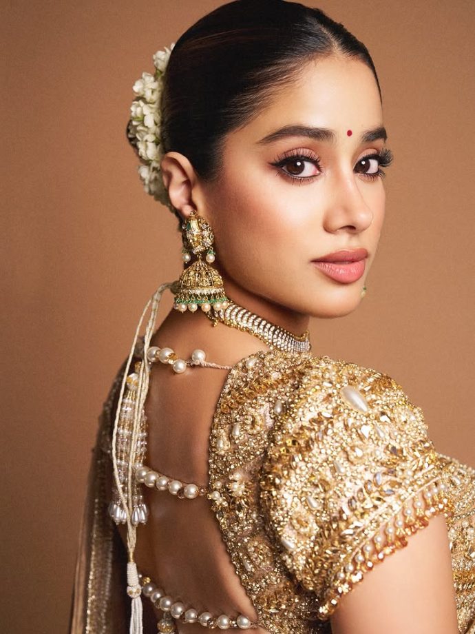 Janhvi Kapoor Embraces Traditional Elegance with a Timeless Look 962683