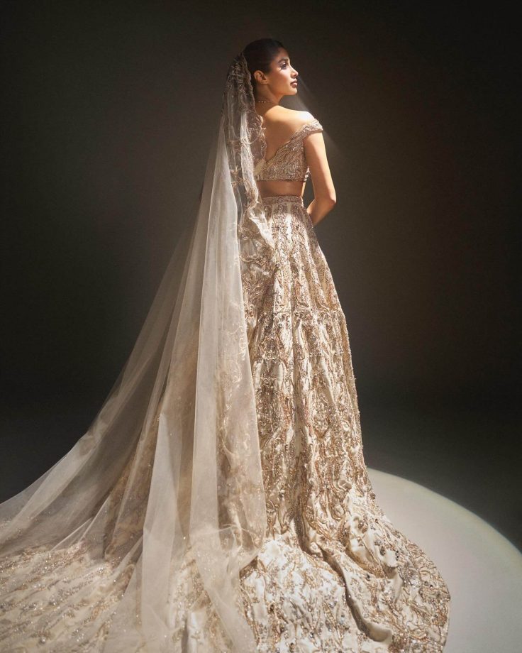 Janhvi Kapoor Stuns in Bridal Couture 963220