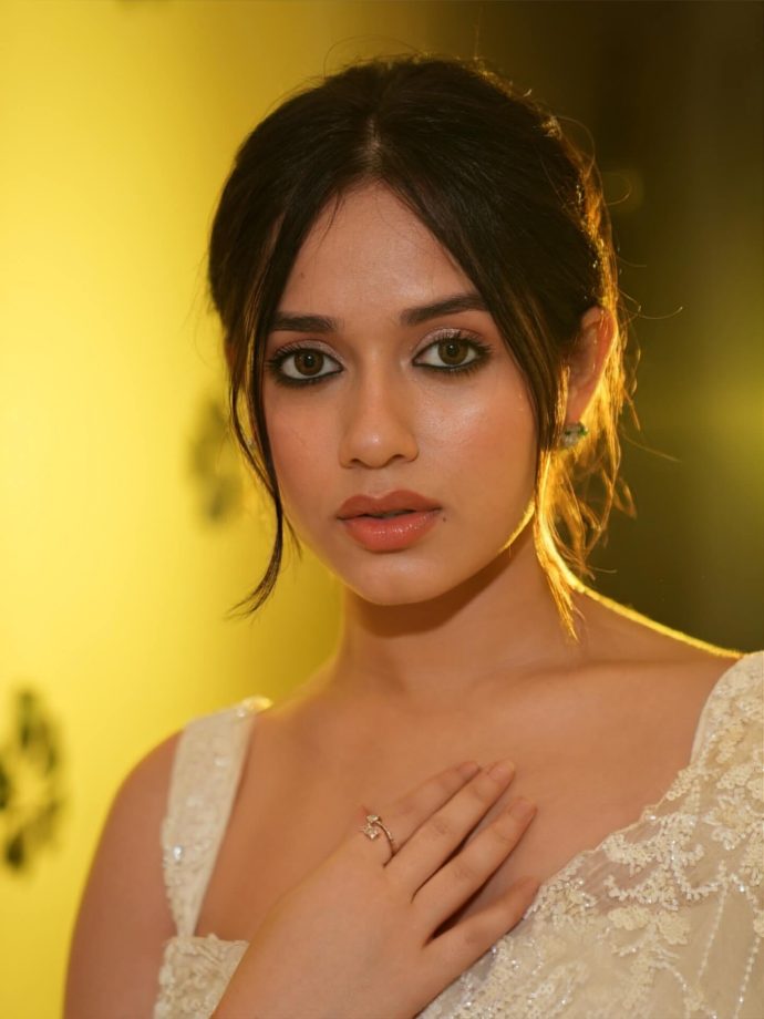 Jannat Zubair Rahmani Glows in Dreamy White Draped Saree 960483