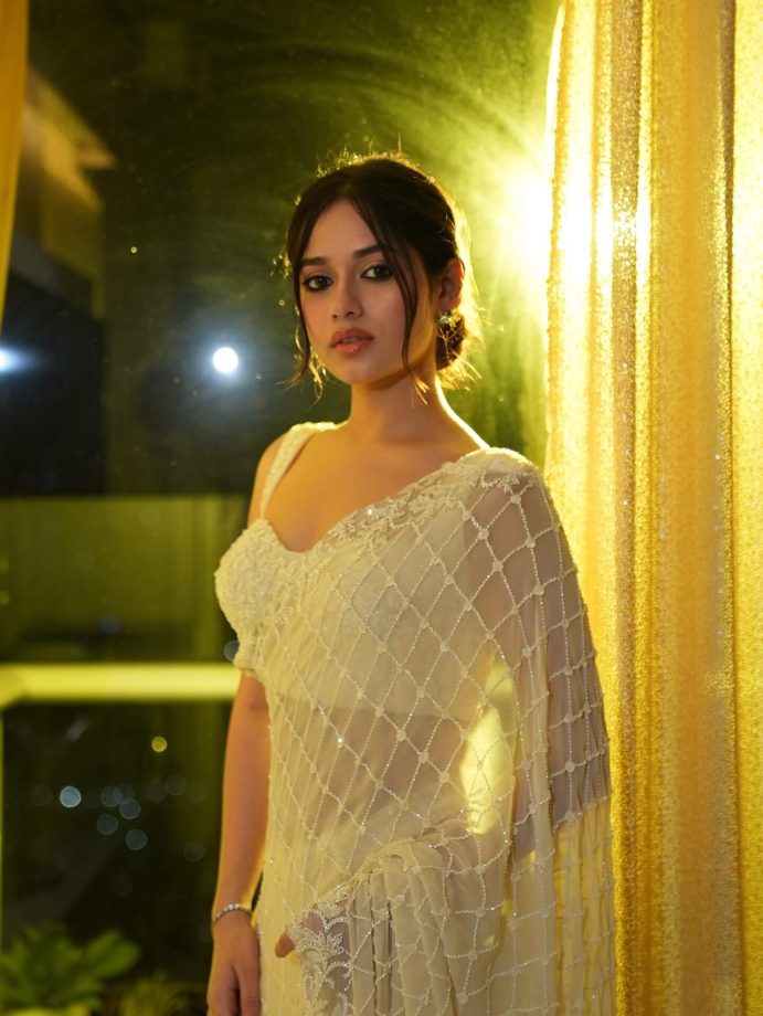 Jannat Zubair Rahmani Glows in Dreamy White Draped Saree 960484