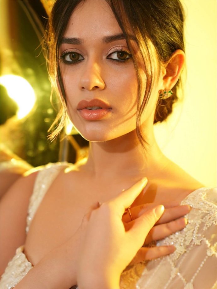 Jannat Zubair Rahmani Glows in Dreamy White Draped Saree 960485