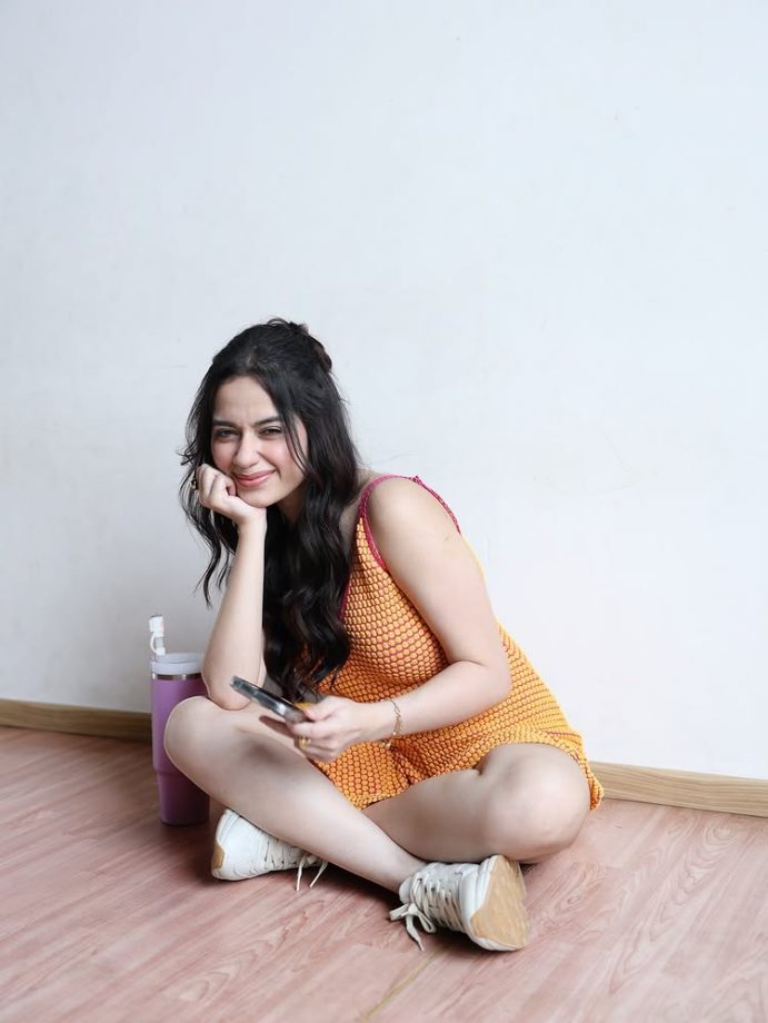 Jannat Zubair Rahmani Pops in Yellow with Pink Accents 964400