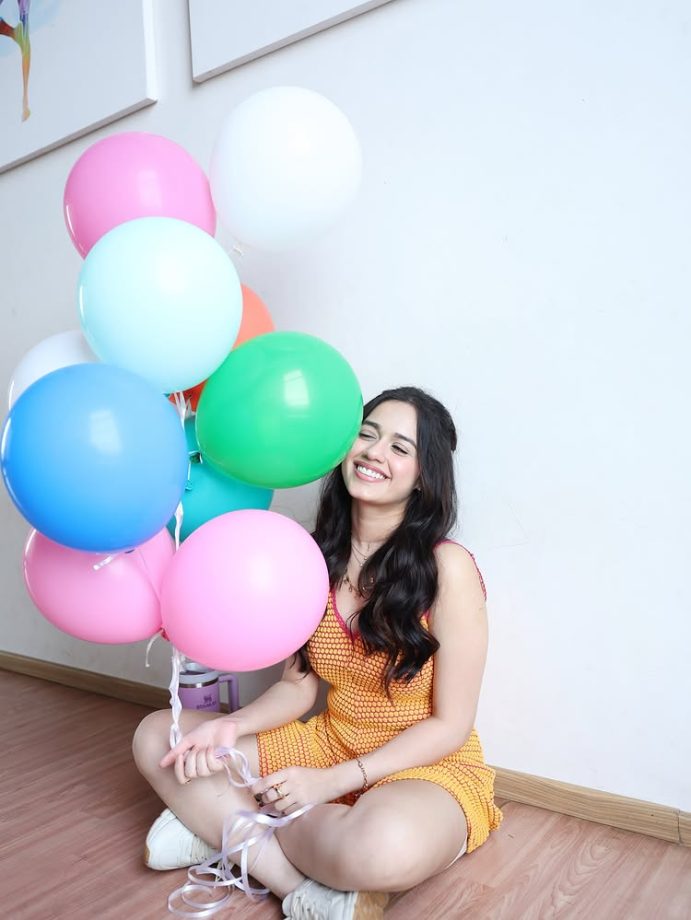 Jannat Zubair Rahmani Pops in Yellow with Pink Accents 964402