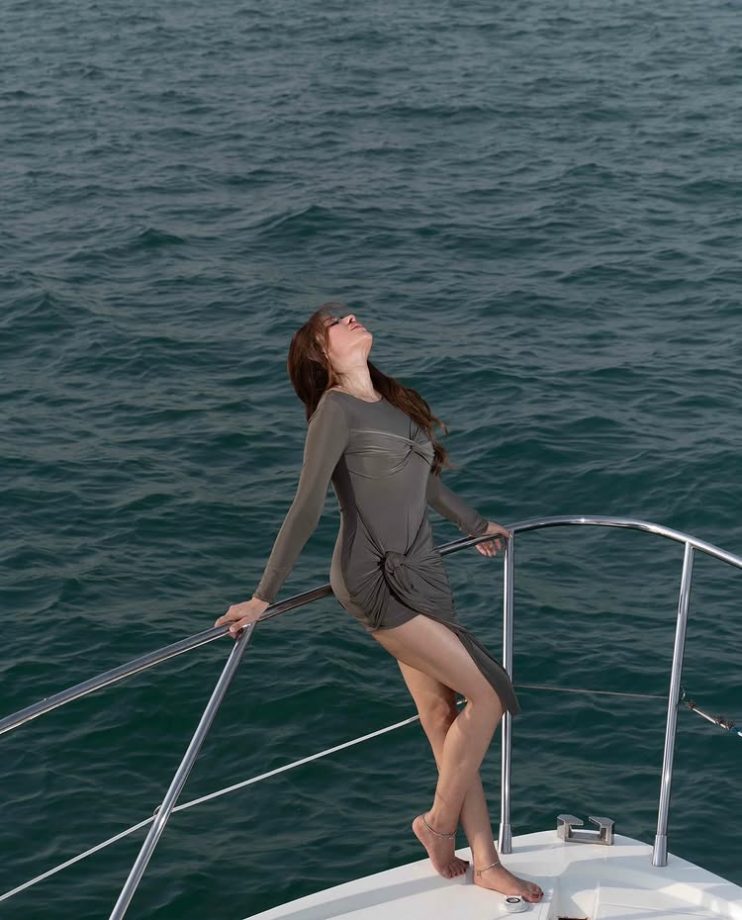 Mahira Sharma Looks Dreamy in Breezy Grey Bodycon 961918
