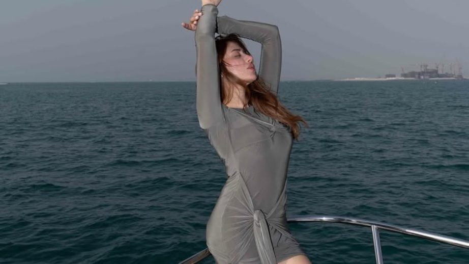Mahira Sharma Looks Dreamy in Breezy Grey Bodycon 961915