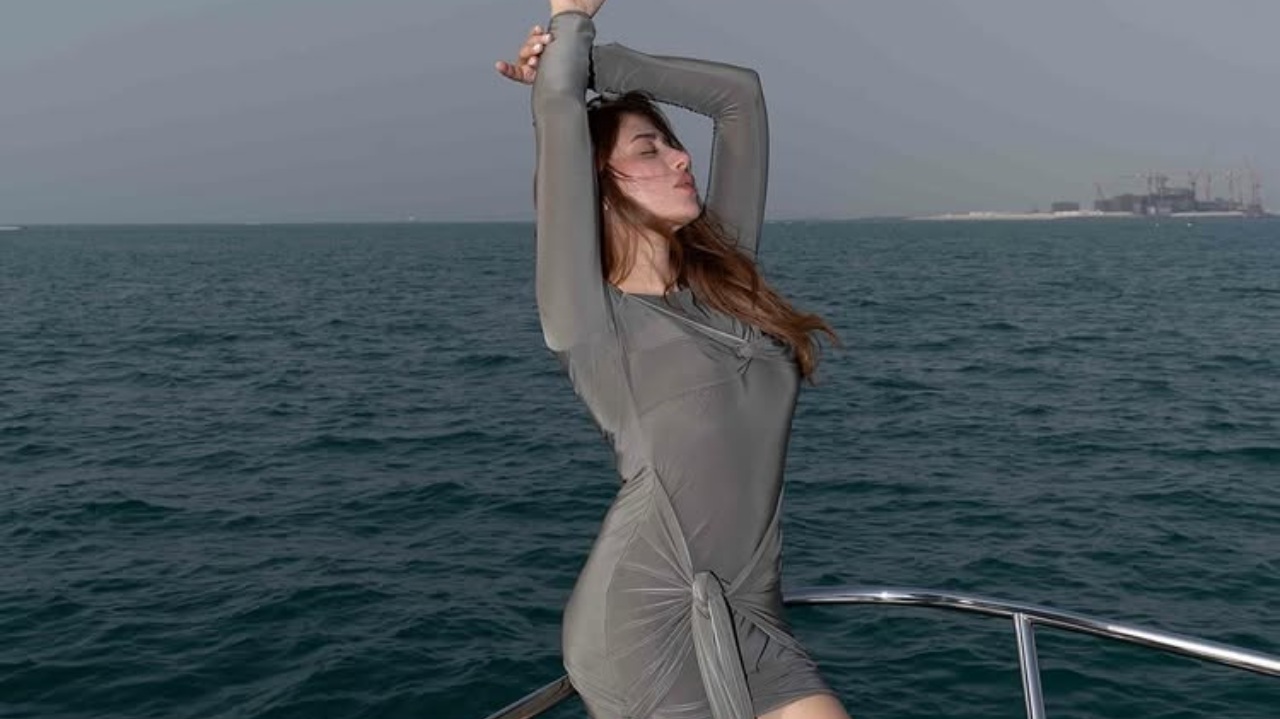 Mahira Sharma Looks Dreamy in Breezy Grey Bodycon 961915