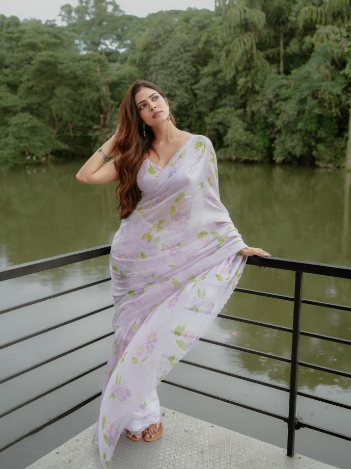 Malavika Mohanan, Janhvi Kapoor & Ananya Panday Dazzle In Sarees, Redefining Traditional Glamour 965500