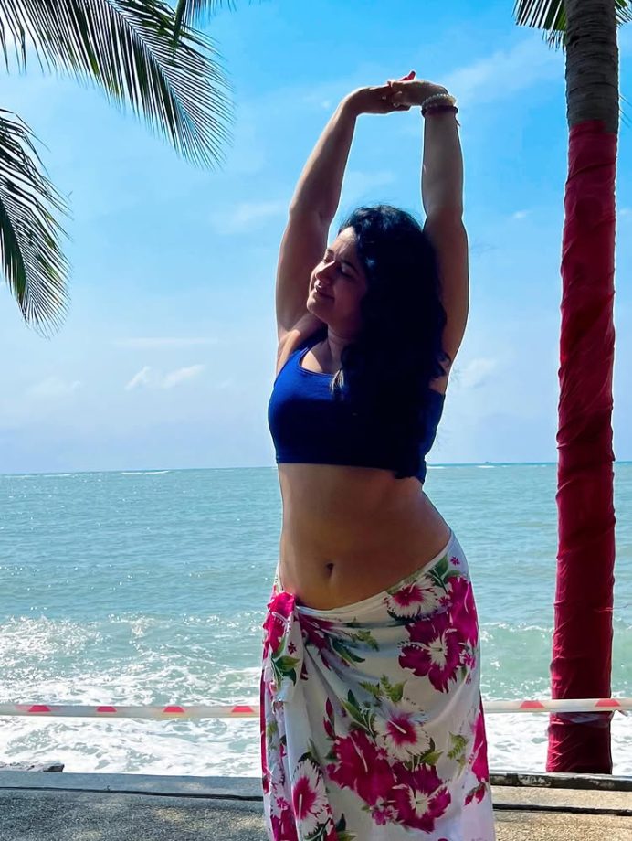 Poonam Bajwa Shines in Vibrant Beach Outfit 961606