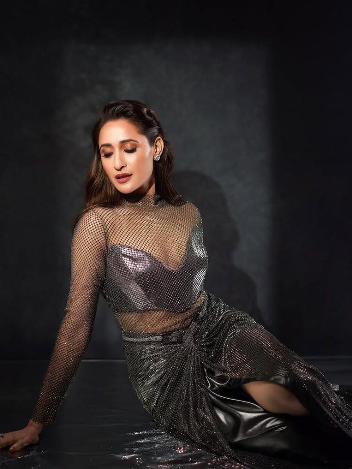 Pragya Jaiswal Shines at Award Ceremony in Stunning Metallic Gown 962825