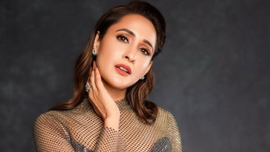 Pragya Jaiswal Shines at Award Ceremony in Stunning Metallic Gown 962829