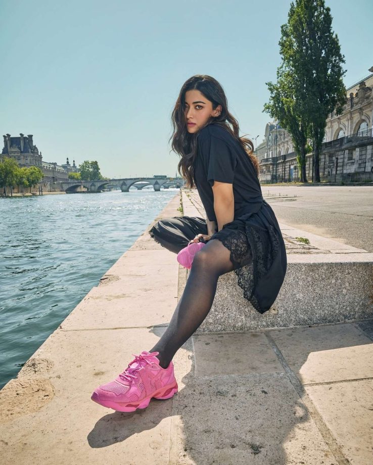 Rashmika Mandanna's Bold Street Style Shines in Paris 961552