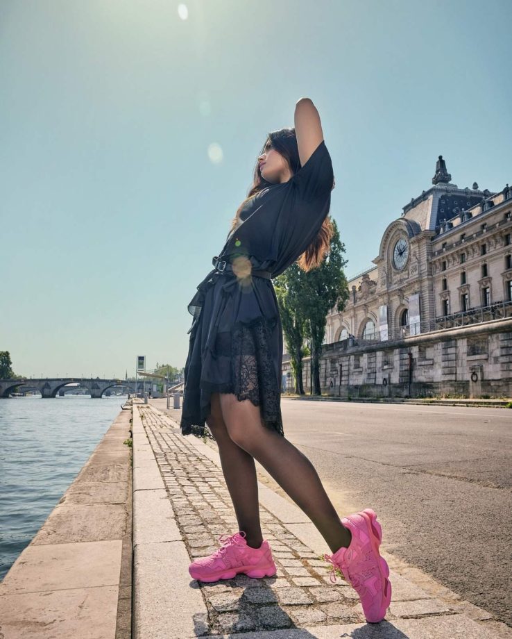 Rashmika Mandanna's Bold Street Style Shines in Paris 961551