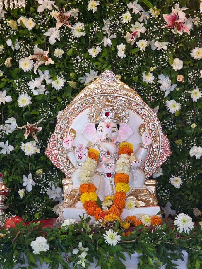 Ravie Dubey and Sargun Mehta welcome Ganpati Bappa in their new sea facing home! 965361