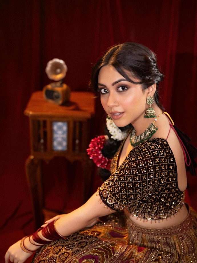 Reem Sameer Dazzles in Gorgeous Lehenga And Ornate Blouse Design 961789