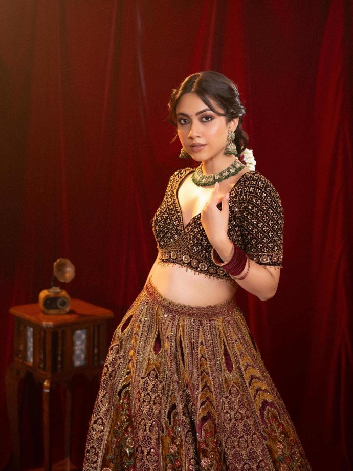 Reem Sameer Dazzles in Gorgeous Lehenga And Ornate Blouse Design 961790