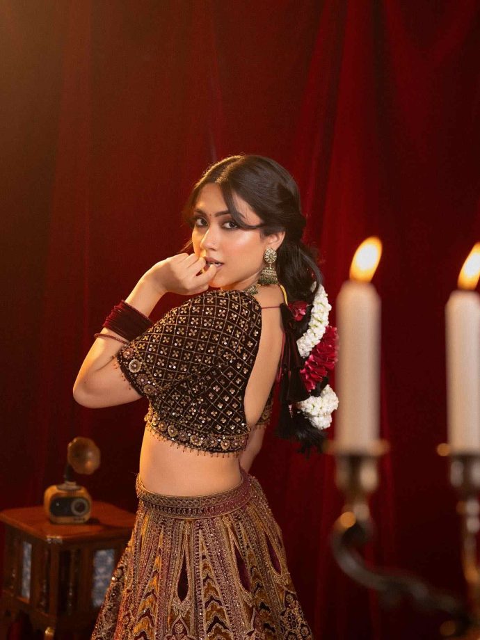 Reem Sameer Dazzles in Gorgeous Lehenga And Ornate Blouse Design 961787