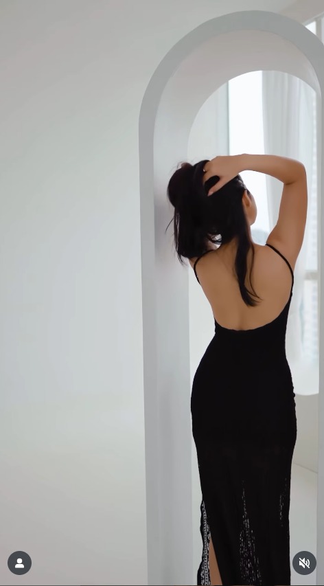 Reem Shaikh Stuns in a Sophisticated Yet Daring Backless Gown 963100