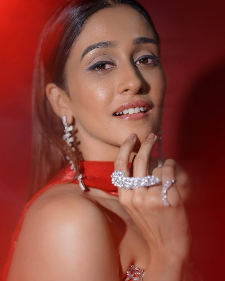 Regina Cassandra Shines in Bold Red Gown 963554